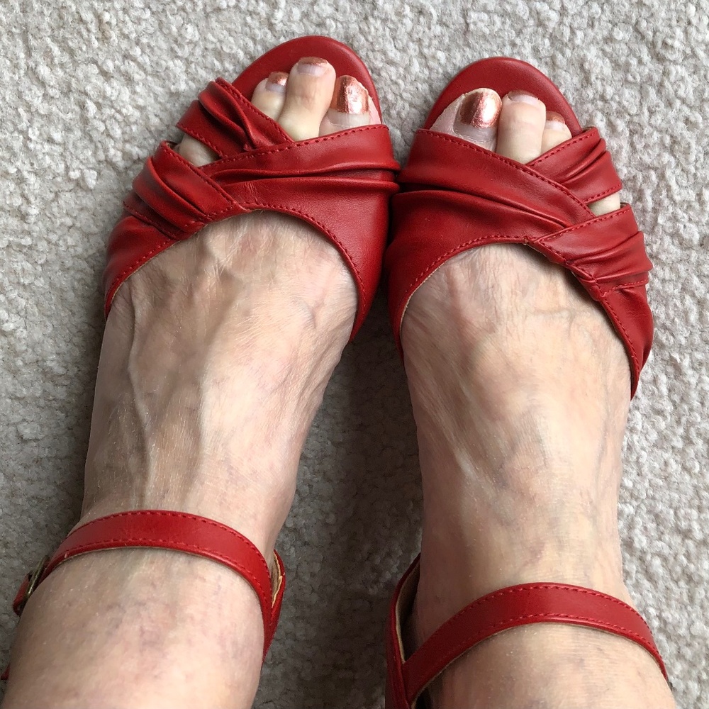 Graceful Women’s Size 7 Retro Open Toe Mid Heel Red Shoes